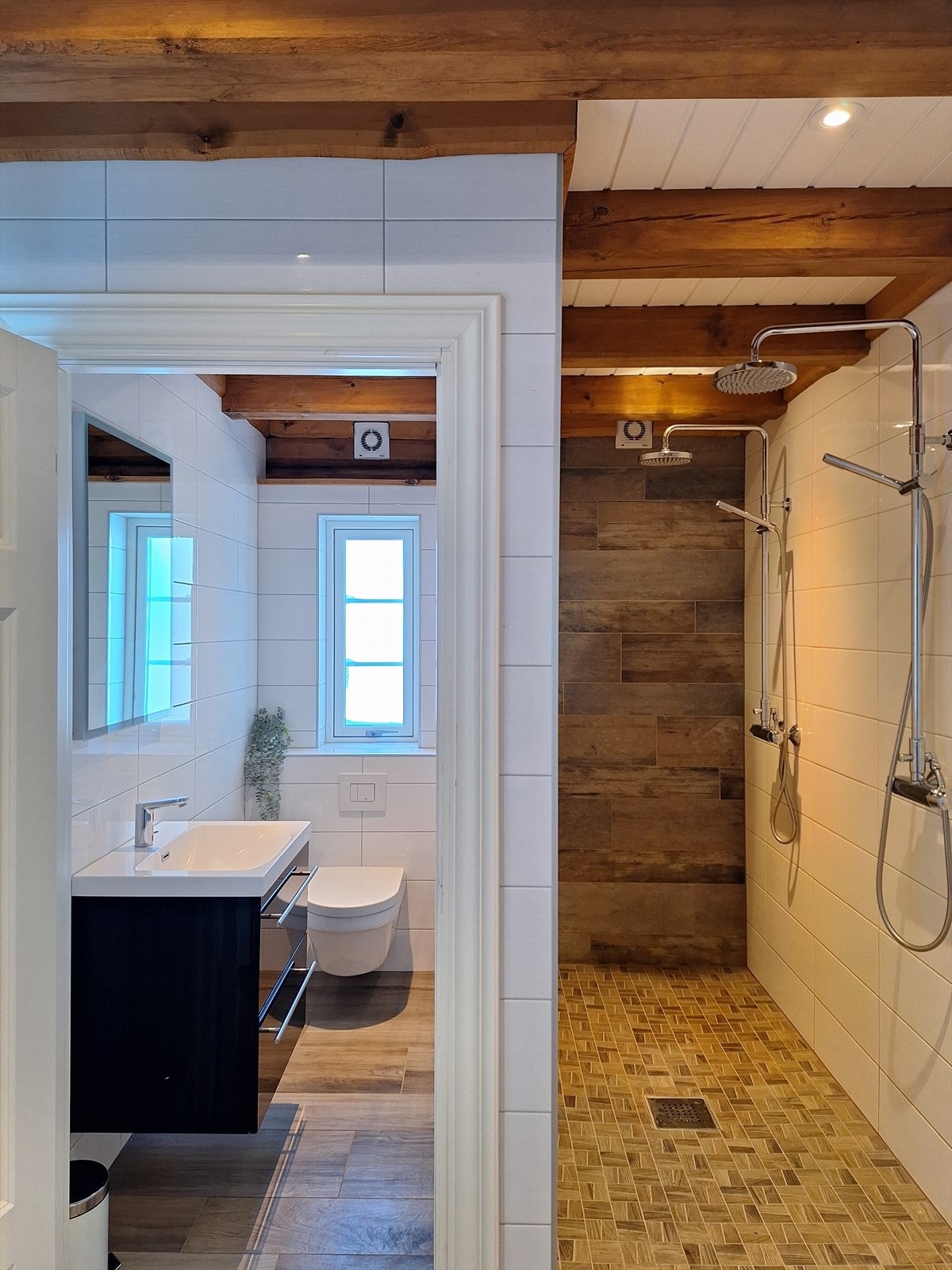 Vegg i vegg med toalettrom er det innredet en dobbel dusj. Galleribilde