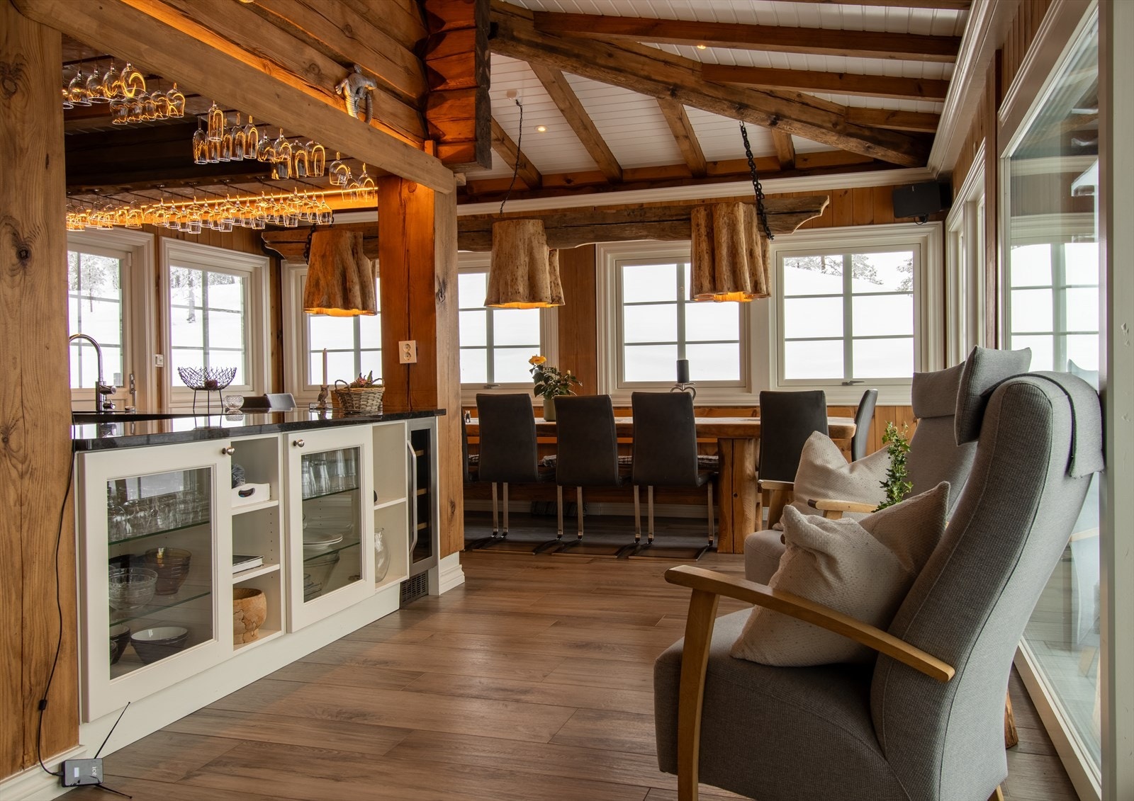 Oppheng for glass er en original og plassbesparende løsning som samtidig tar seg bra ut. Galleribilde