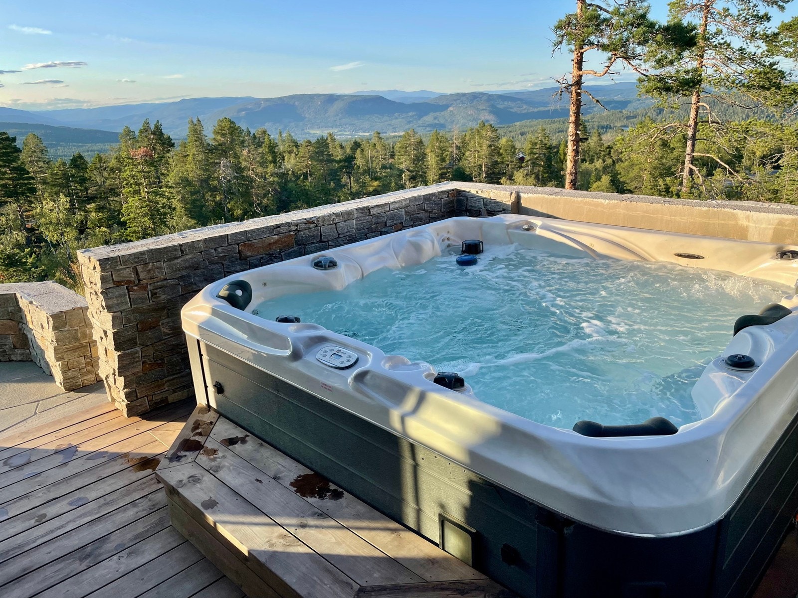 Jacuzzi rett utenfor hovedbadet. Galleribilde