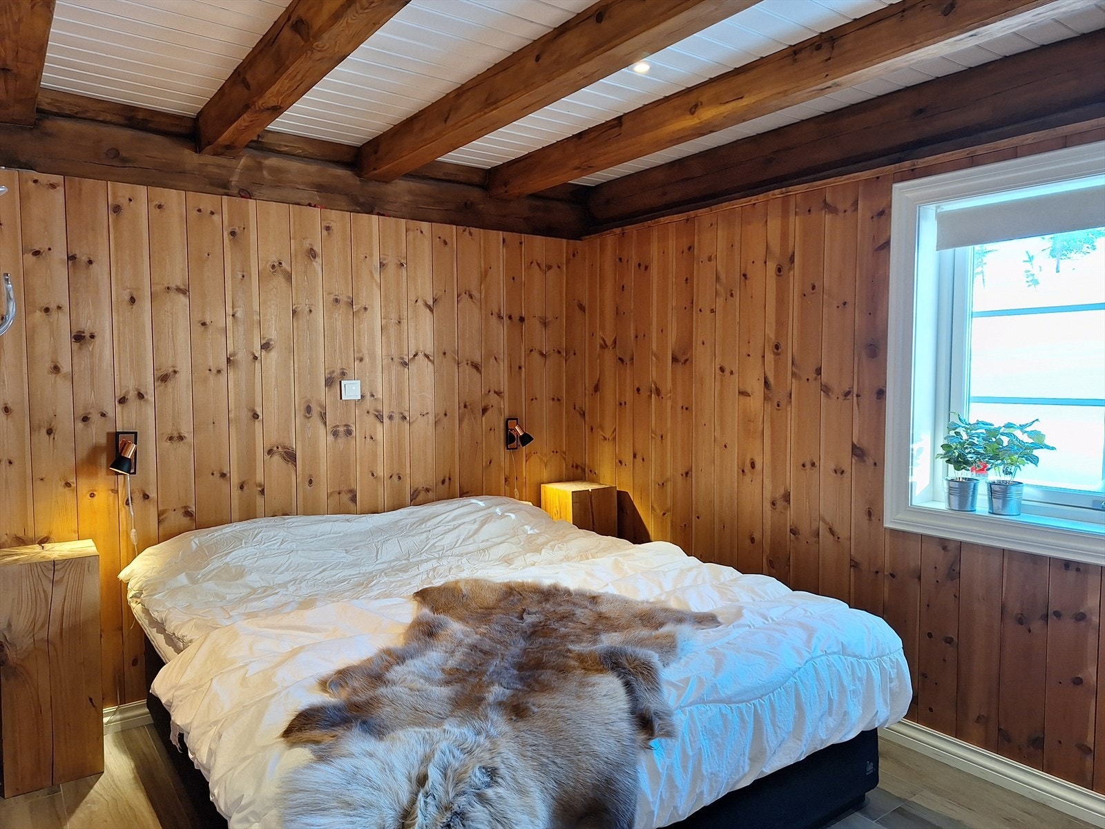 Soverom 2 i 1. etasje har også god plass til stor seng, nattbord og garderobeløsning. Galleribilde