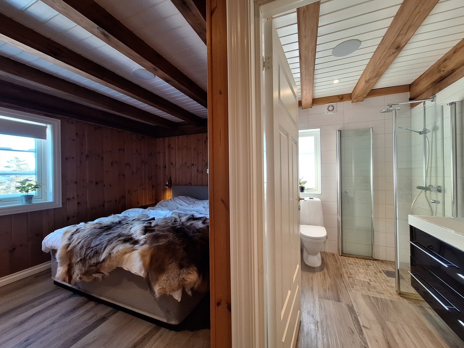 Soverom 1 i 1. etasje i tilknytning bad. Galleribilde