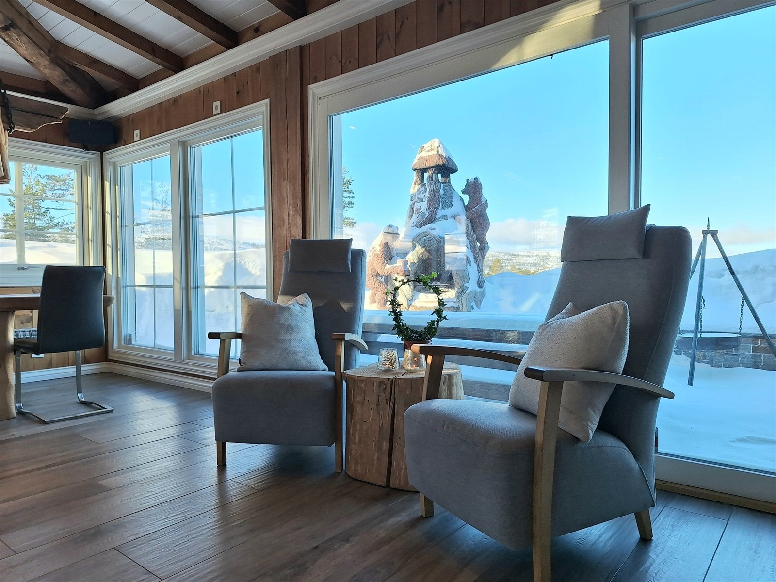 De søte, utskjærte bjørnefigurene går igjen ute på terrassen. Galleribilde