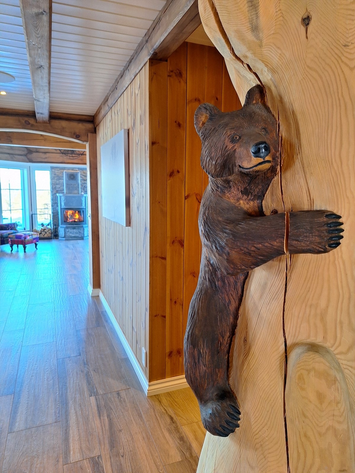 Hytta har vært kjent som Bjørnehytta, og du vil raskt legge merke til de morsomme og søte detaljene rundt om, både inne og ute. Galleribilde