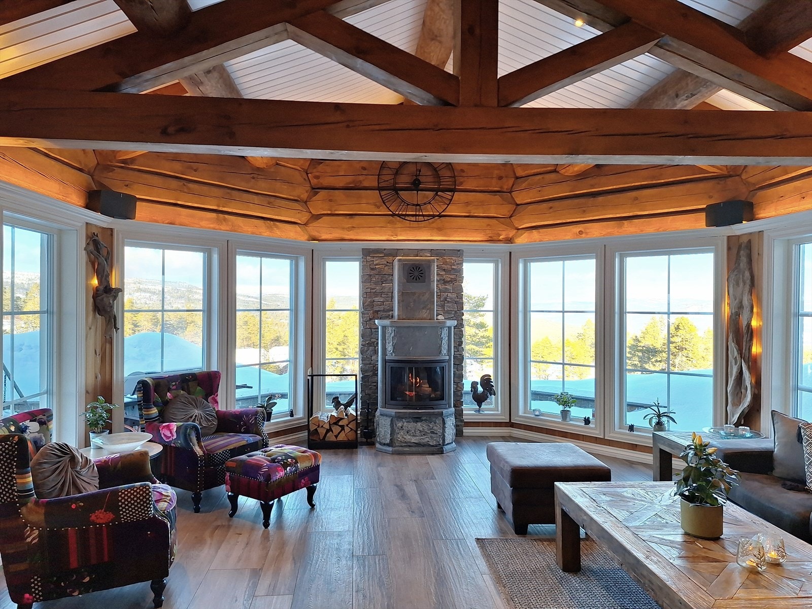 Lys og åpen stue med store vindusflater som gir rikelig med naturlig lysinnslipp. Galleribilde