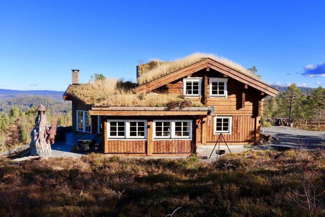 Du kan enkelt flytte deg med solen til deilige uteplasser rundt hele hytten. Galleribilde