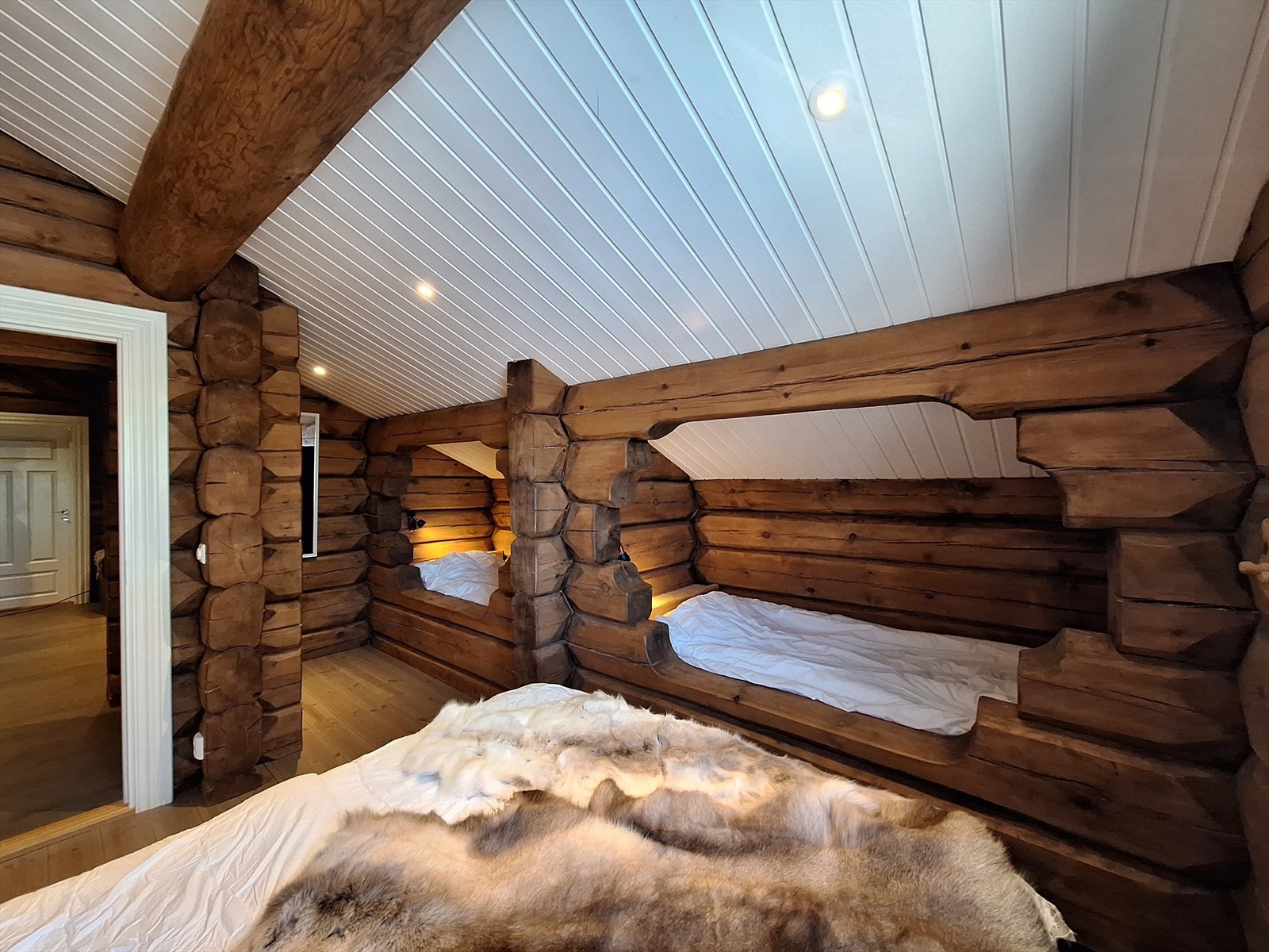 Det er totalt 4 soverom i 2. etasje med flere sengeplasser. Galleribilde