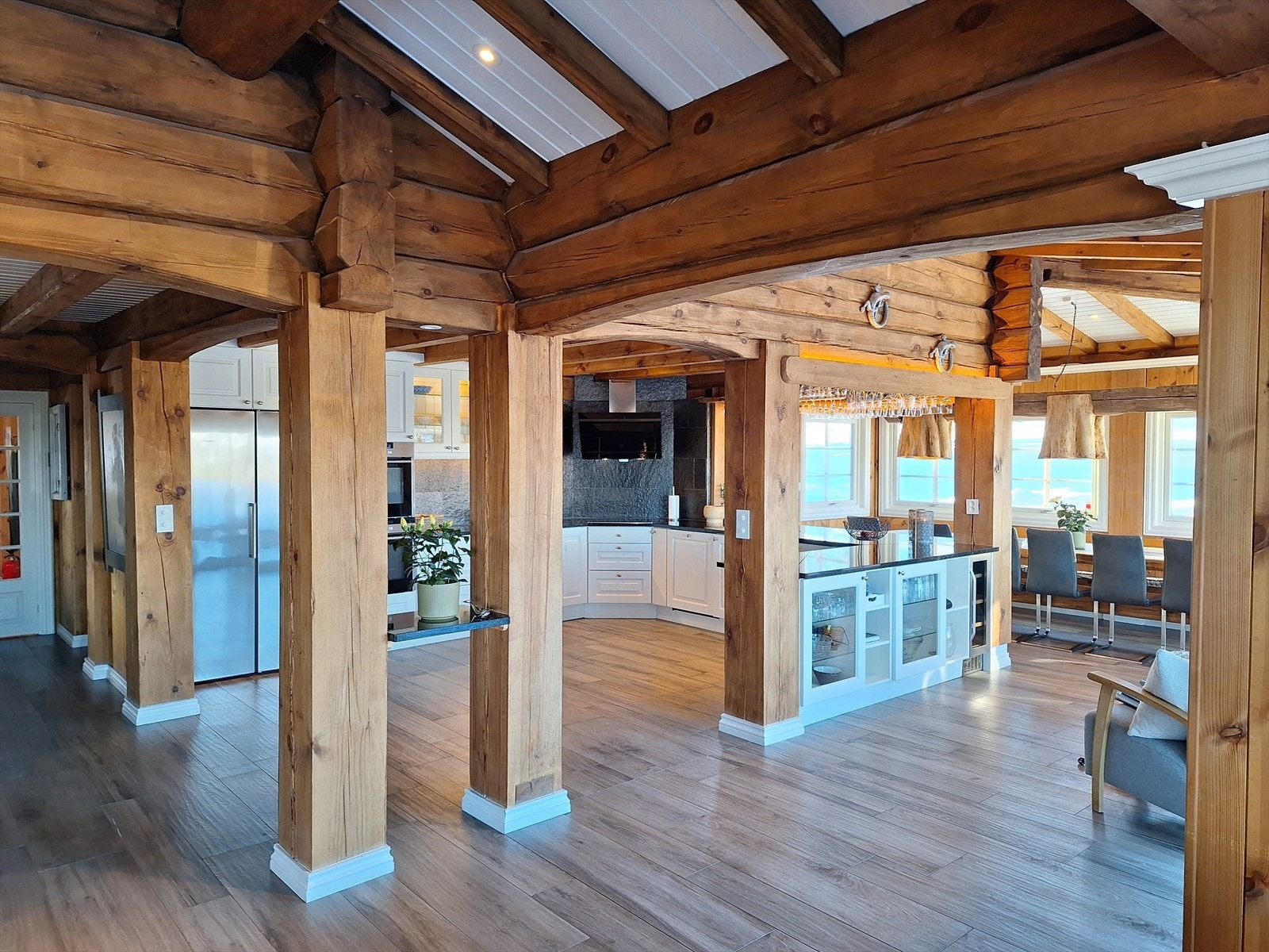 Stuen ligger i en åpen løsning mot kjøkkenet men er delvis separert med søyler. Dette skaper et sosialt oppholdsrom med godt inndelte soner. Galleribilde