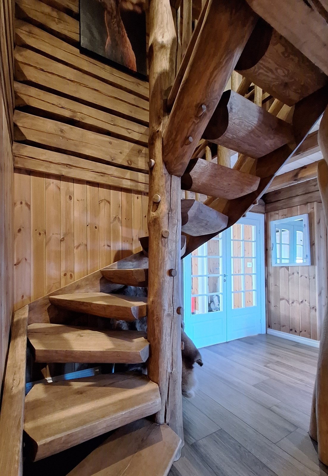 Beiset heltre trapp utført i grove materialer. Galleribilde