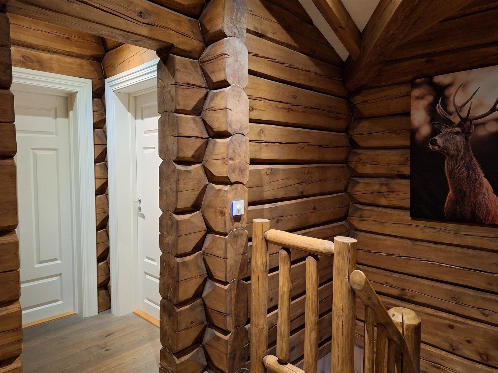 Overflater består av parkett og beiset/lakkerte gulvbord, beiset tømmer på vegger og malt trepanel med beiset drager i himling. Galleribilde