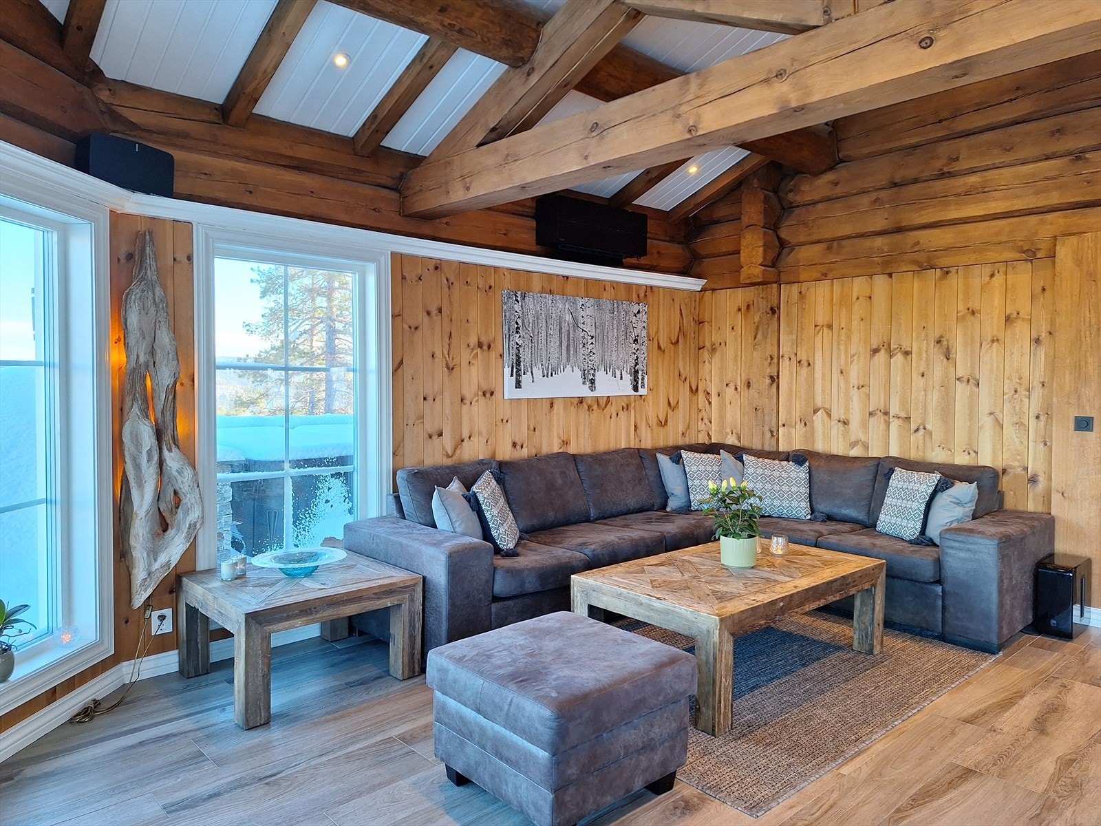 Det er gode innredningsmuligheter i stuen med god plass til å innrede en deilig sofagruppe med plass til hele storfamilien eller gode venner. Galleribilde