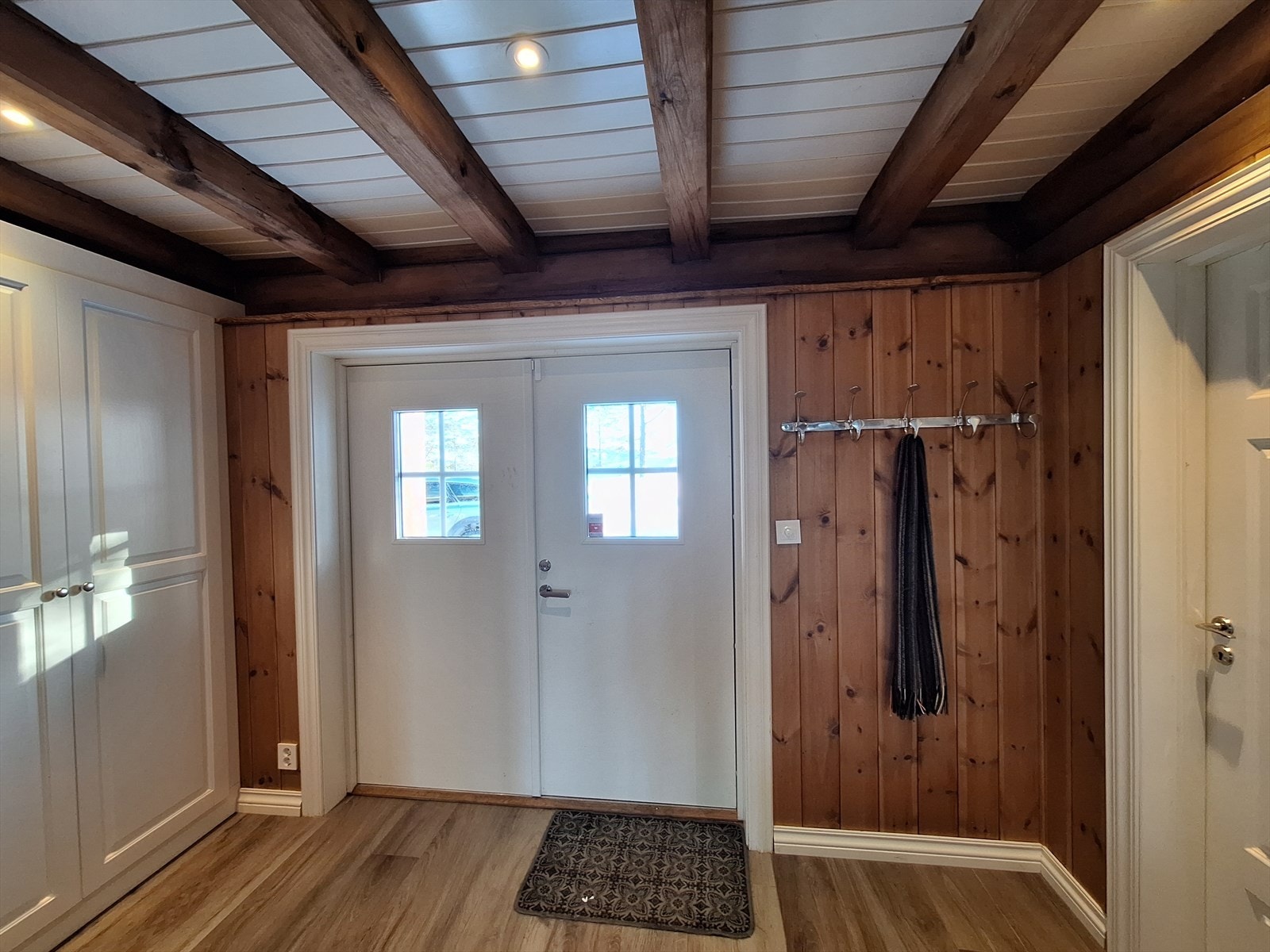 Hytta har et svært romslig vindfang med god plass til oppbevaring av yttertøy og sko. Galleribilde