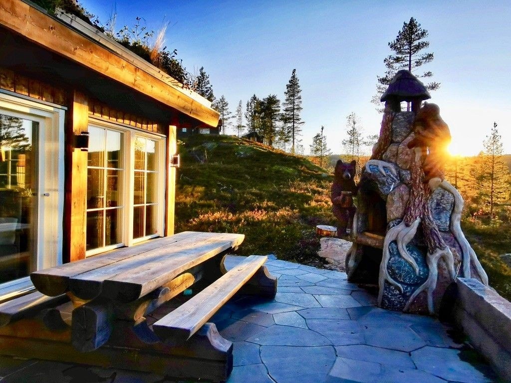 Uteplass i kveldssol. Galleribilde