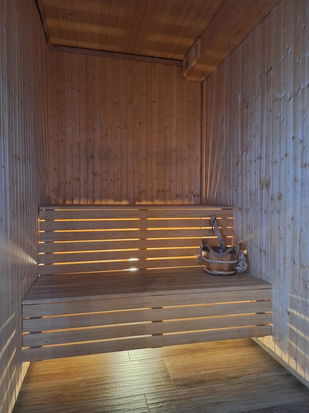 Badstuen har elektrisk ovn og plassbygd benk i to trinn. Galleribilde