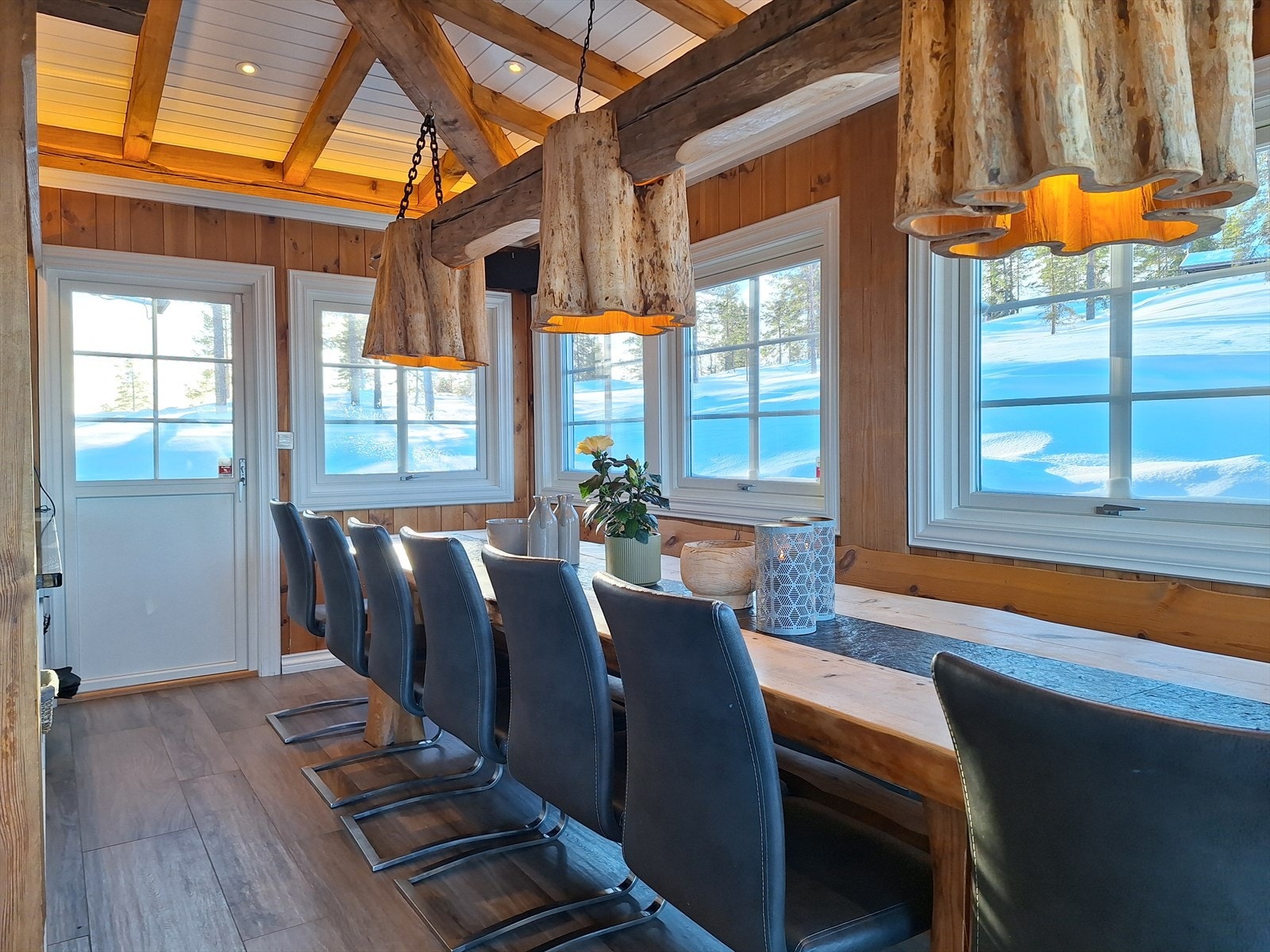 Spisestuen har fått sin naturlige plassering ved kjøkkenet. Galleribilde