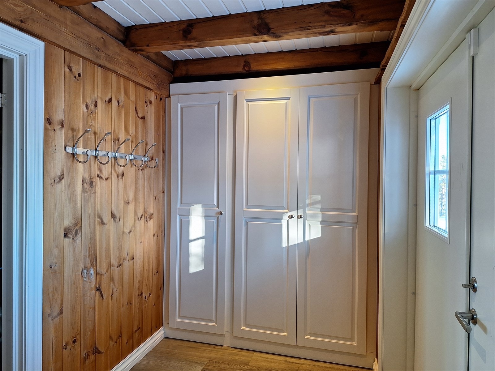 Stort garderobeskap i vindfang kommer praktisk med når en ønsker å gjemme bort turklær og skitøy. Galleribilde