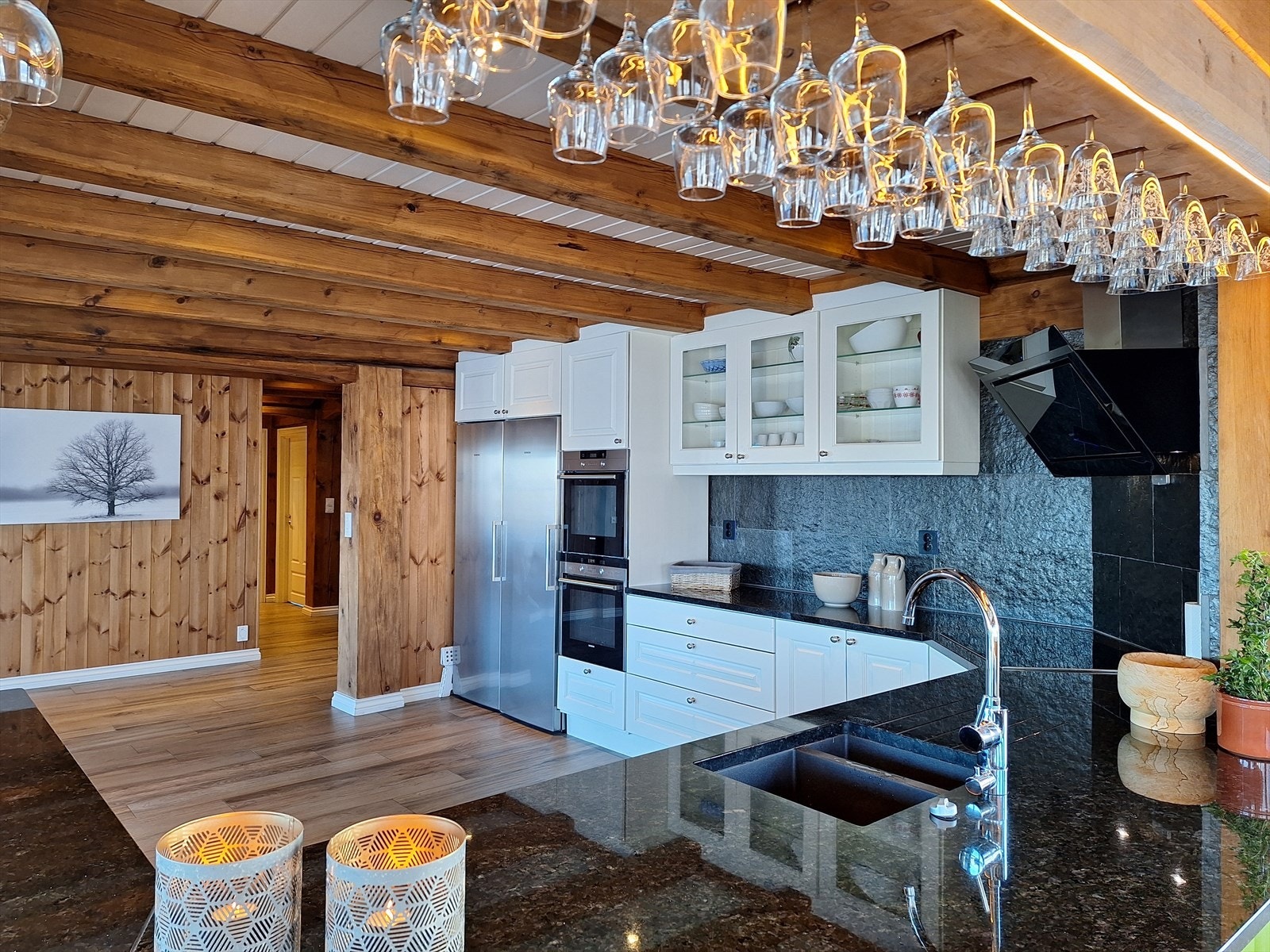 Rikelig med skap- og benkeplass gjør dette til et svært funksjonelt og arbeidsvennlig kjøkken som gjør kokkelering for store og små selskap til en nytelse. Galleribilde