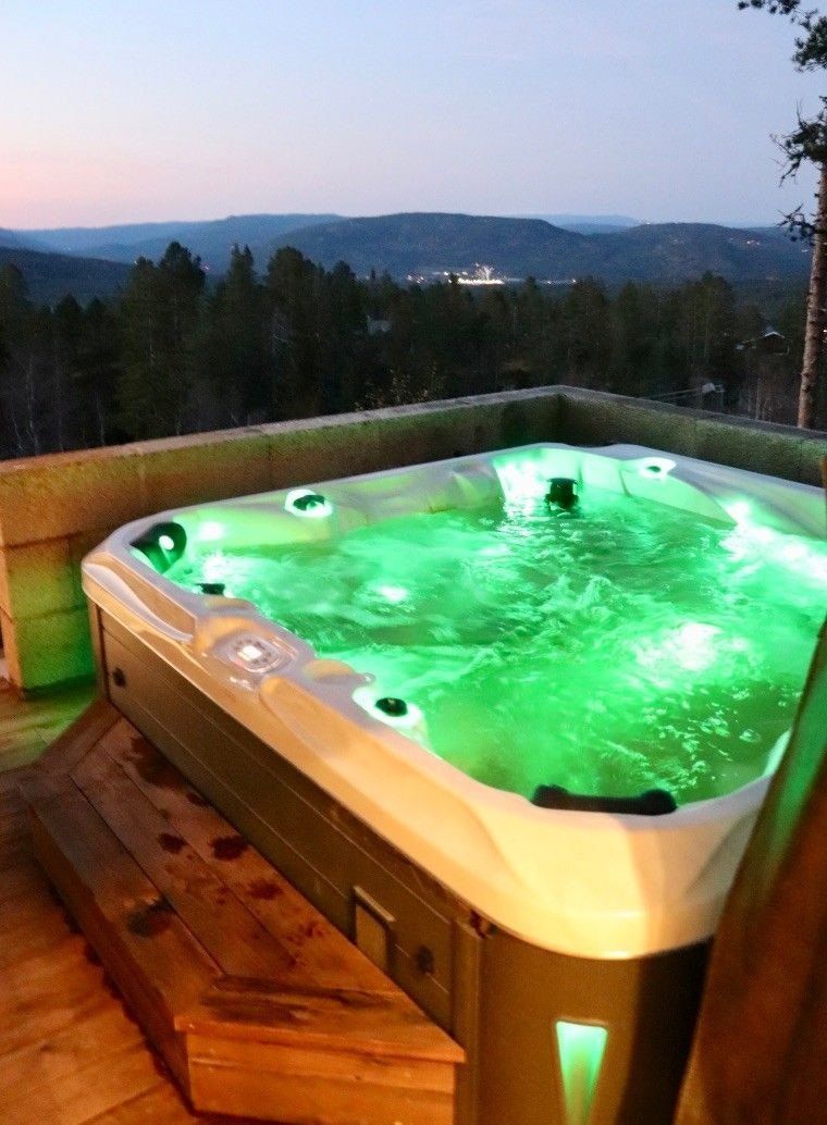 Jacuzzi - kveldsbilde. Galleribilde
