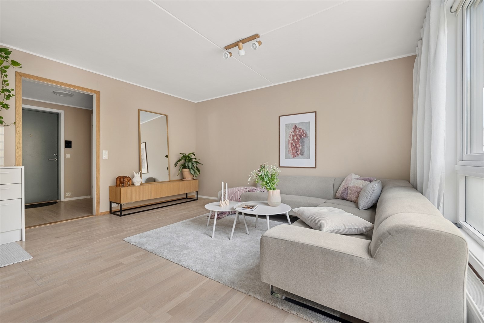 I 2022 gjennomgikk leiligheten en betydelig modernisering. Parkettgulvene ble slipt og hvitoljet, og flere stilfulle oppgraderinger ble gjort for å gi boligen et helhetlig og moderne uttrykk. Galleribilde