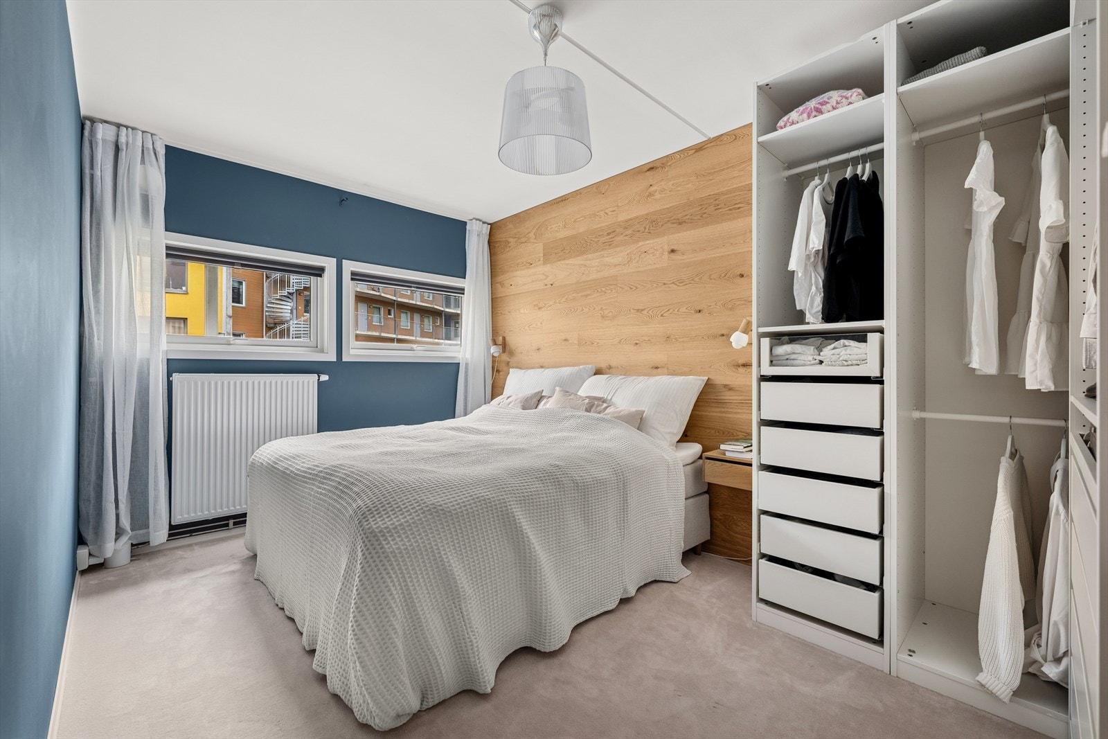 Hovedsoverommet har en svært romslig størrelse og er malt i vakre, harmoniske fargetoner. I 2022 ble det også satt inn en stilig vegg bak sengen, kledd med eksklusivt treverk som skaper en varm og innbydende kontrast. Denne kan enkelt fjernes om ønskelig. Galleribilde