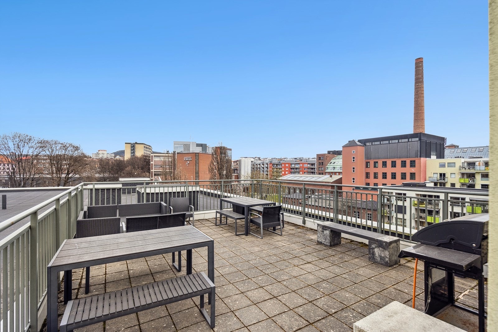 Sameiet har en stor felles takterrasse med flott utsikt og gode solforhold hele dagen. Her finner du flere soner og sittegrupper, og en felles grill. Galleribilde