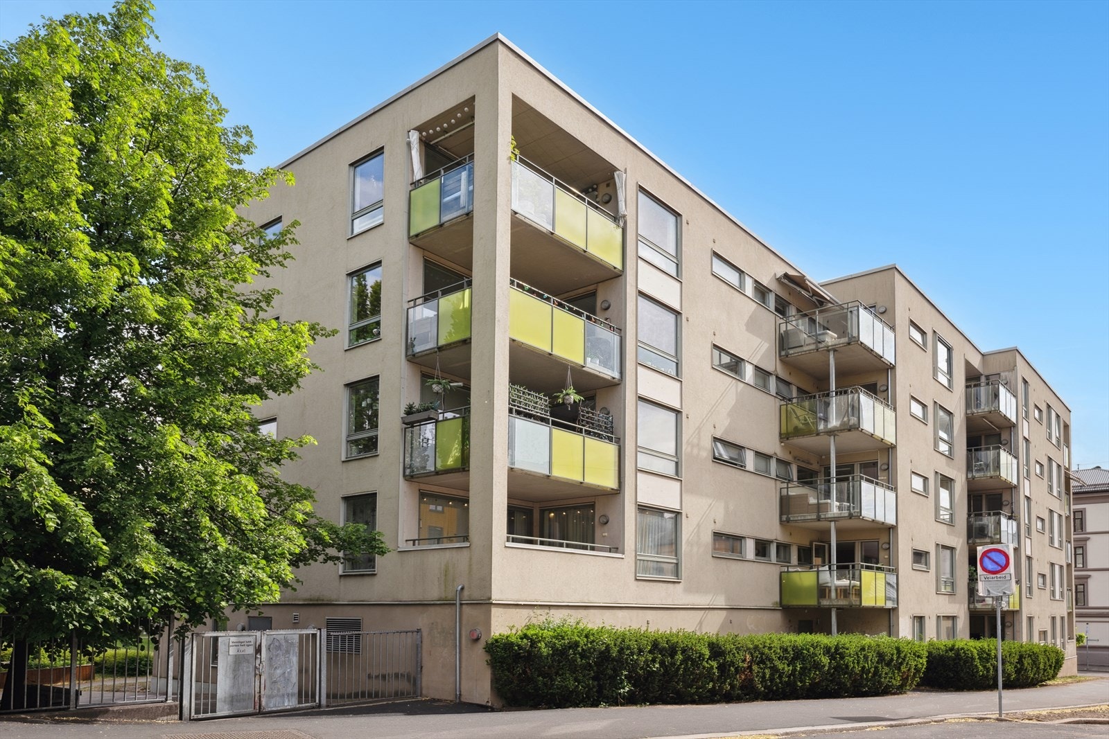 Leiligheten har en svært attraktiv beliggenhet - stille og tilbaketrukket i en sidegate, samtidig som du bor midt mellom Grünerløkka og Rodeløkka! Galleribilde