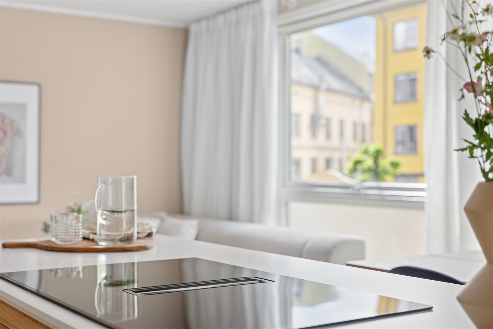 For å bevare det stilrene og minimalistiske uttrykket, er kjøkkenøyen utstyrt med en AEG-induksjonstopp med integrert kullfiltervifte. Galleribilde