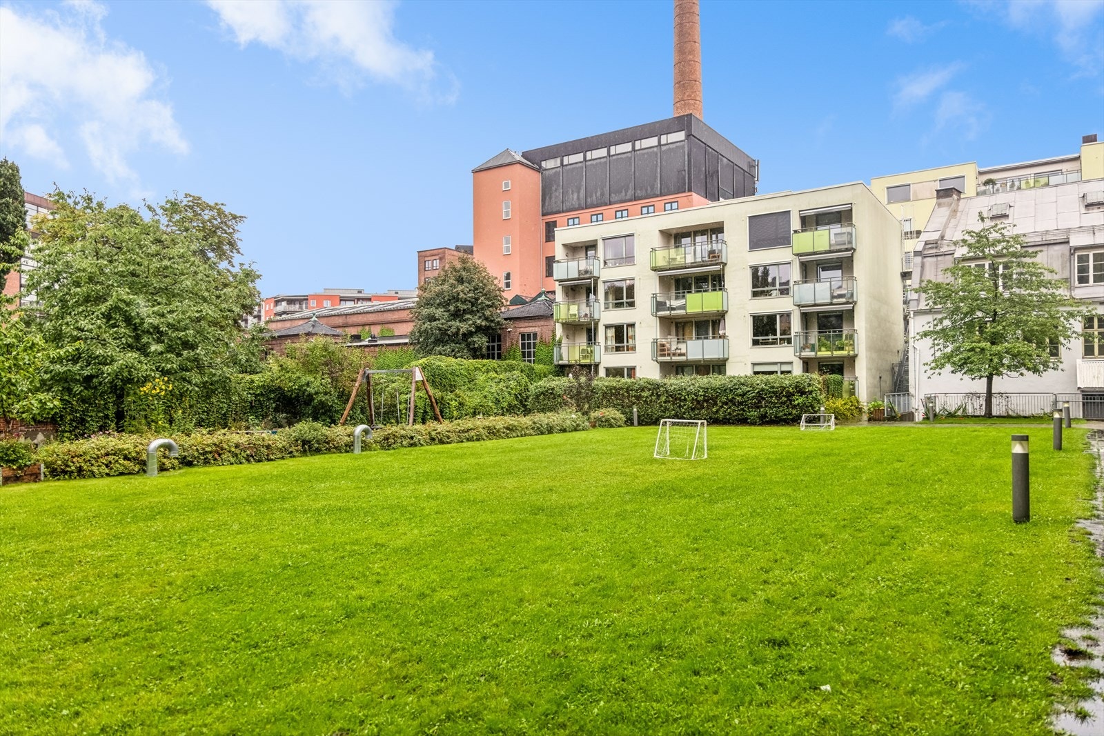Om sommeren fungerer bakgården som en mini-park for beboerne. Her kan både store og små oppholde seg i trygge, rolige, og bilfrie omgivelser. Galleribilde