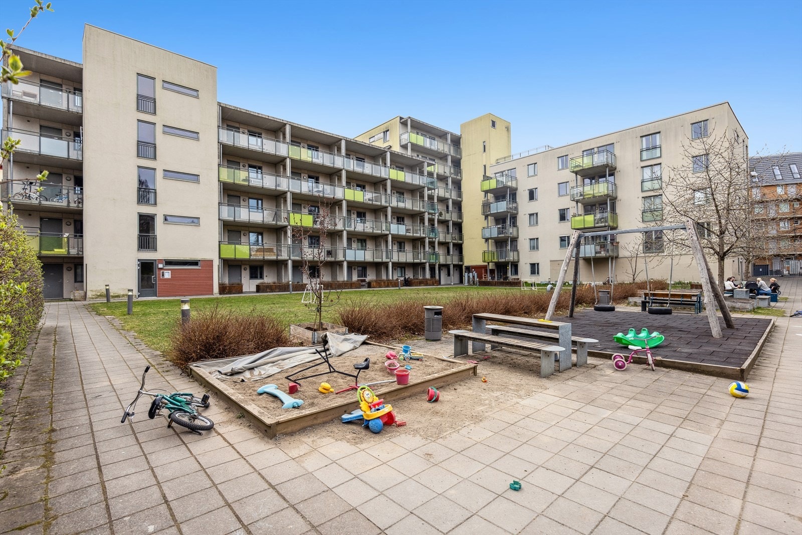 Sameiet består av 70 boliger, og fremstår som svært barnevennlig, trygt, veletablert og veldrevet. Galleribilde