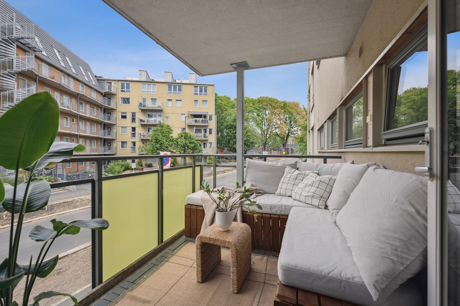 Fra stuen er det utgang til en vestvendt balkong på ca. 7 m², som på sommerstid fungerer som en naturlig forlengelse av leiligheten. Galleribilde