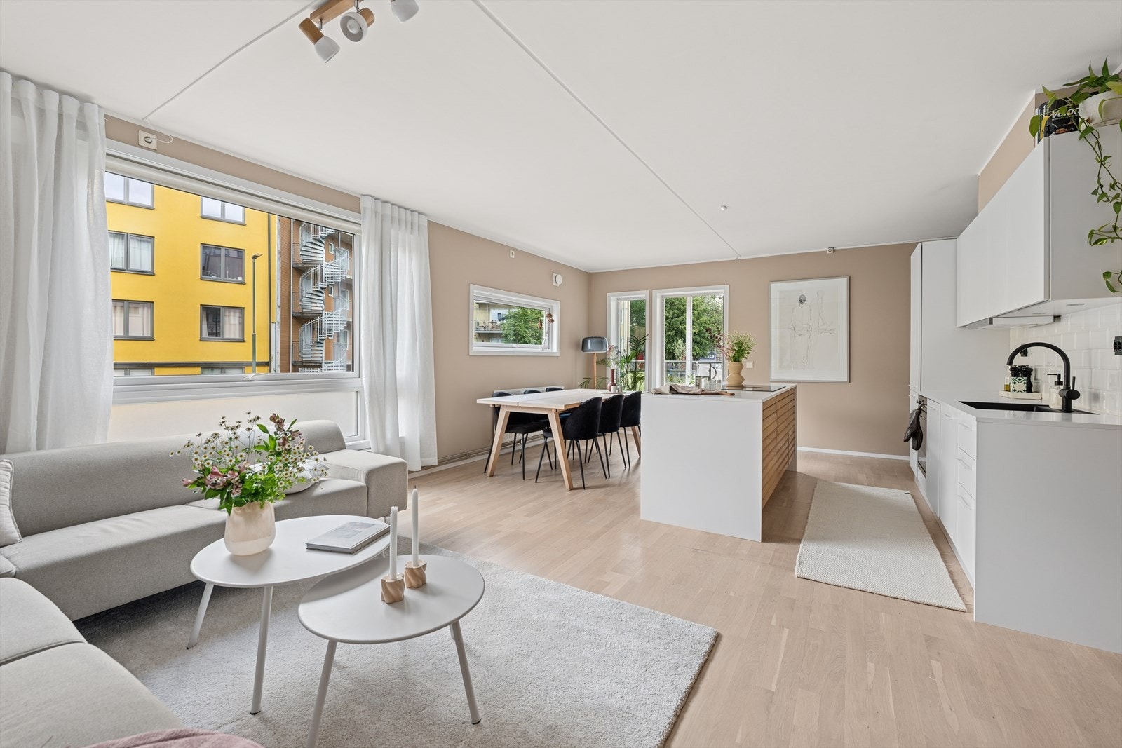 Avrinder Singh Hundal v/DNB Eiendom har gleden av å presentere Karlstadgata 29 - En lys og luftig 3-roms med en svært ettertraktet beliggenhet mellom Grünerløkka og Rodeløkka! Galleribilde