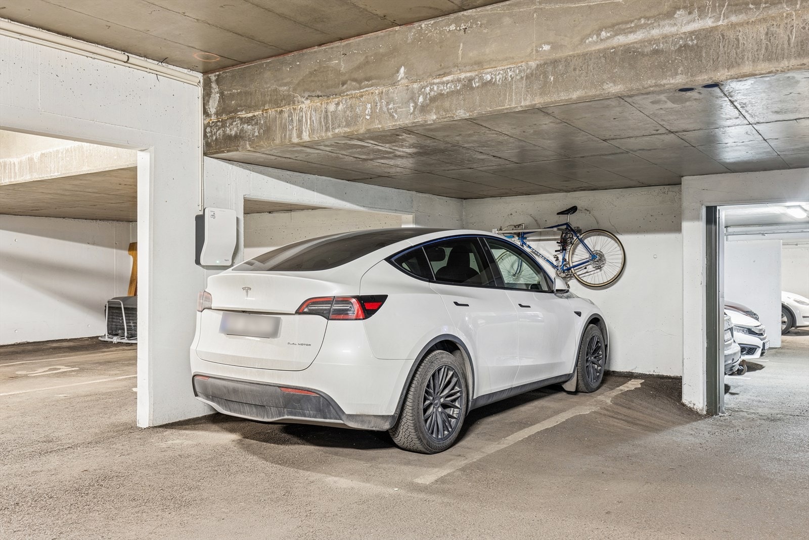 Med leiligheten medfølger garasjeplass i lukket anlegg med elbillader. Galleribilde