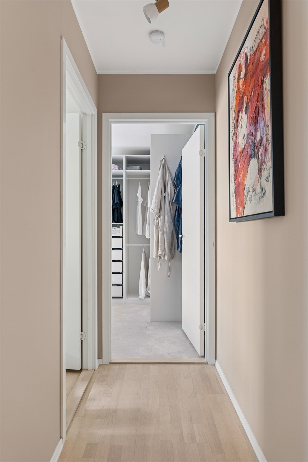 Begge soverommene ligger på motsatt side av stue og kjøkken, noe som sikrer ro og fred for en god natts søvn. Galleribilde