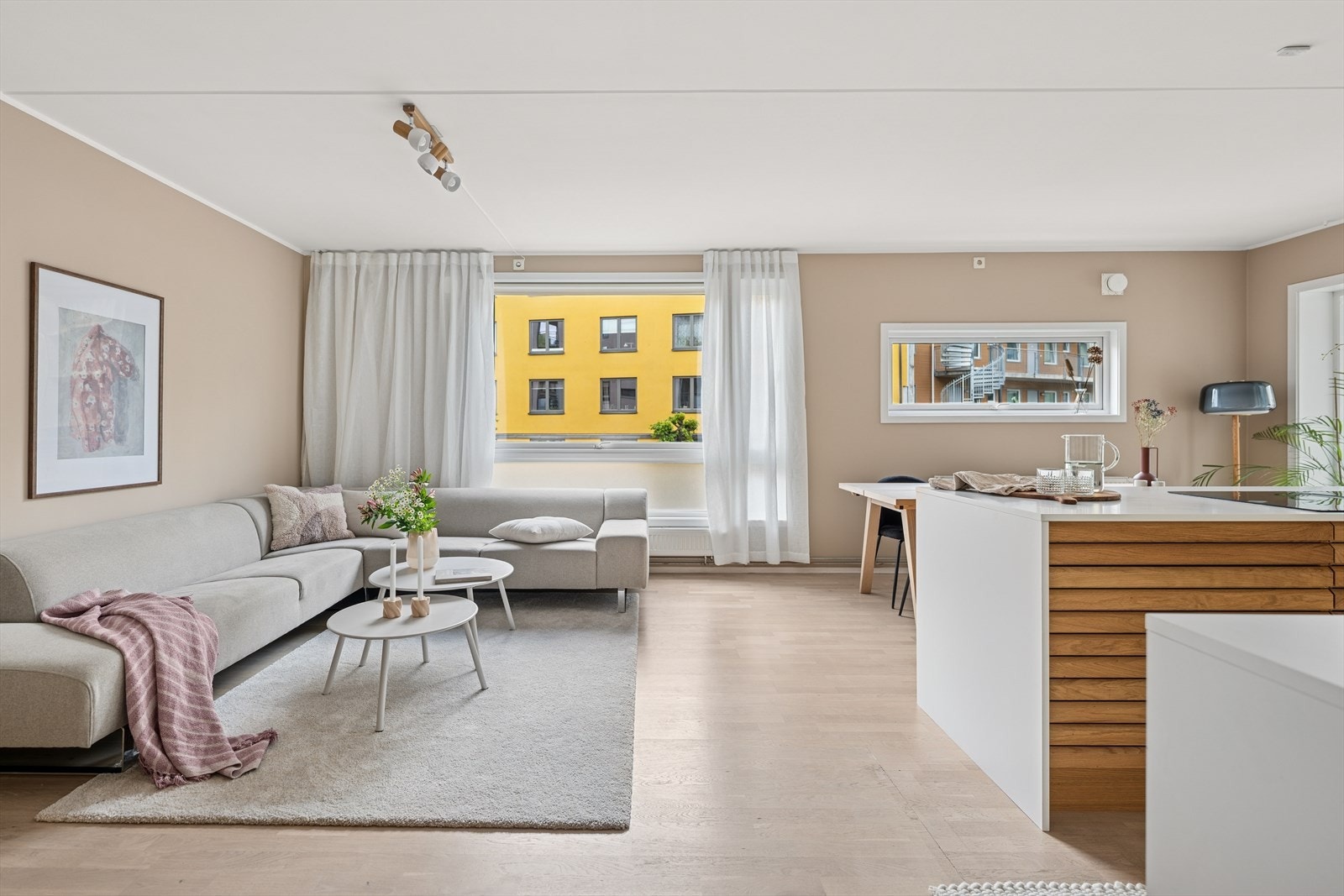 Velkommen til leilighetens hjerte - en stue som virkelig imponerer! Her er det høyt under taket både bokstavelig og billedlig, og store vinduer som slipper inn mye naturlig lys! Galleribilde