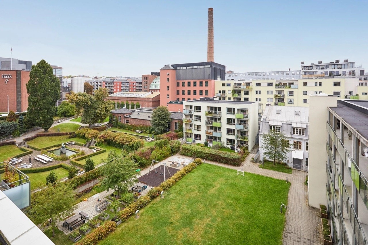 Bakgården er vakkert opparbeidet og er kun tilgjengelig for beboerne, noe som skaper en trygg og privat oase. Galleribilde