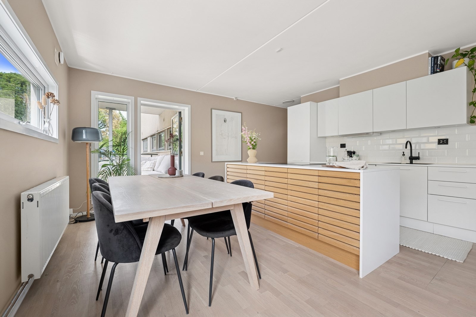 Det er rikelig med plass til en stor spisegruppe, noe som gjør det ideelt for lange middager og hyggelige sammenkomster med storfamilien eller gode venner. Galleribilde