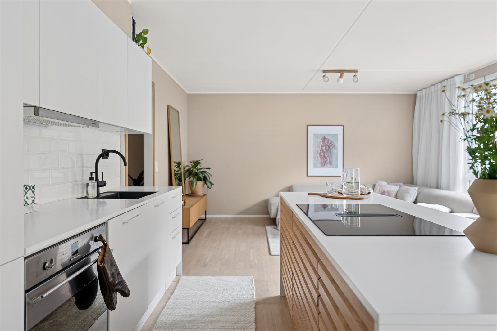 Det ble samtidig lagt strøm til kjøkkenøyen, og det er klargjort for eventuell pop-up-stikkontakt i benkeplaten. Galleribilde