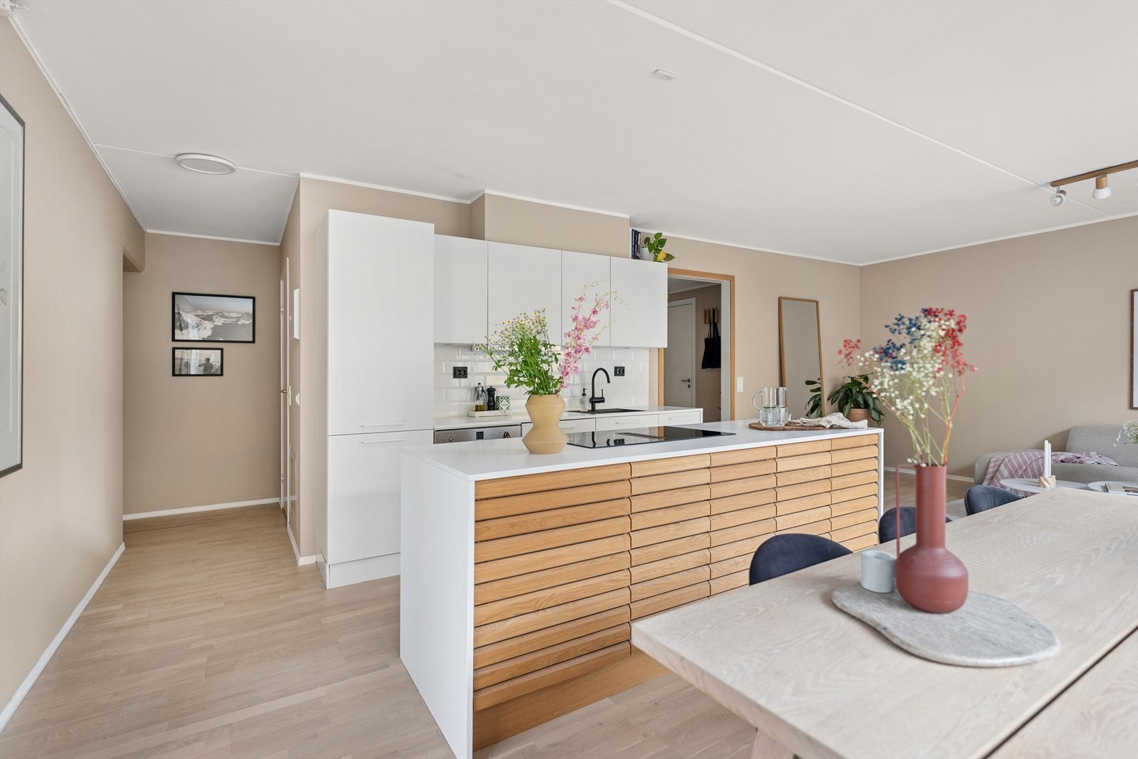 Øyen har tøffe fronter i treverk som står i kul kontrast til både gulv og veggfarger, samtidig som den byr på rikelig oppbevaringsplass på begge sider. Galleribilde