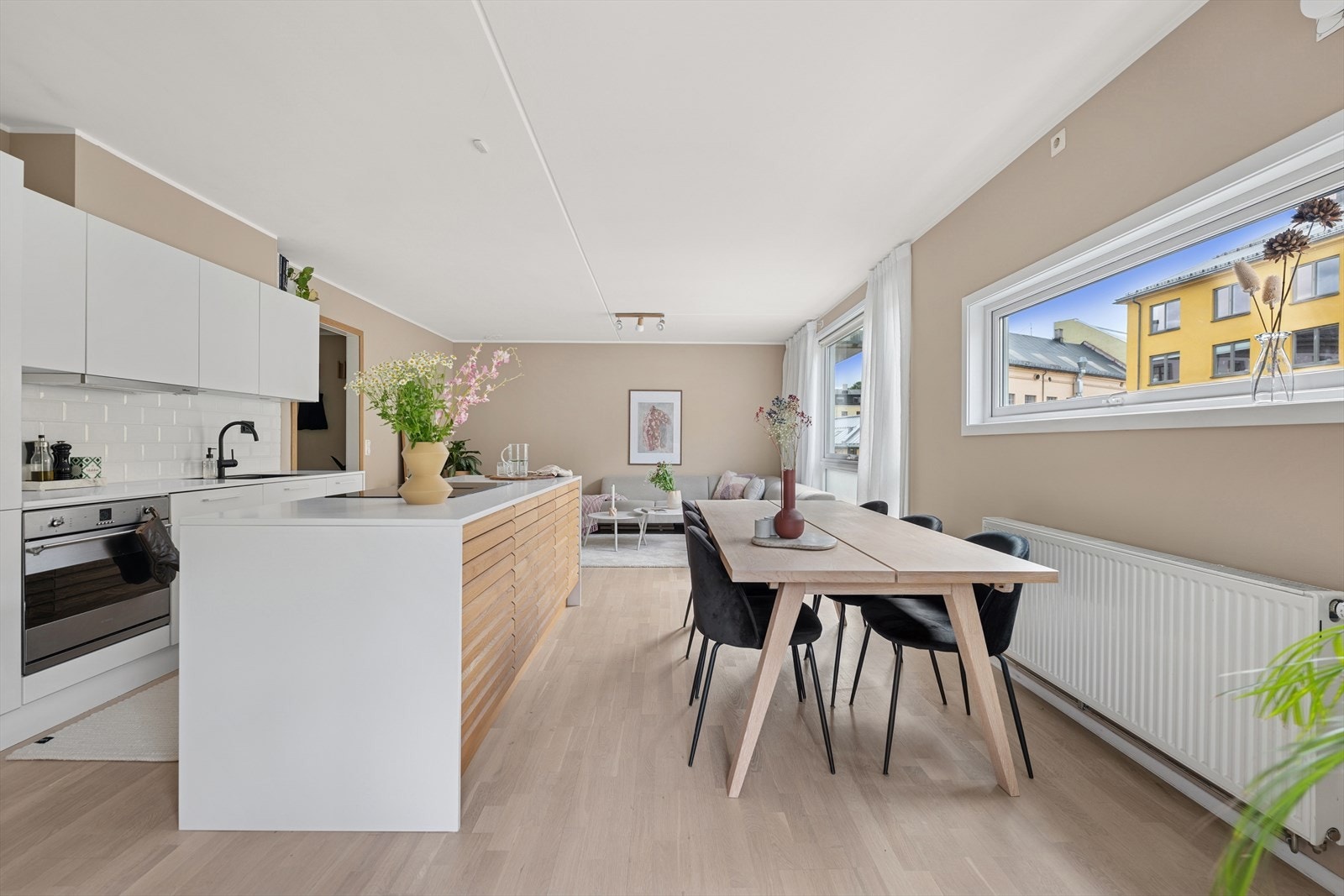 Stuen og kjøkkenet preges av store vindusflater som slipper inn rikelig med naturlig lys. Galleribilde