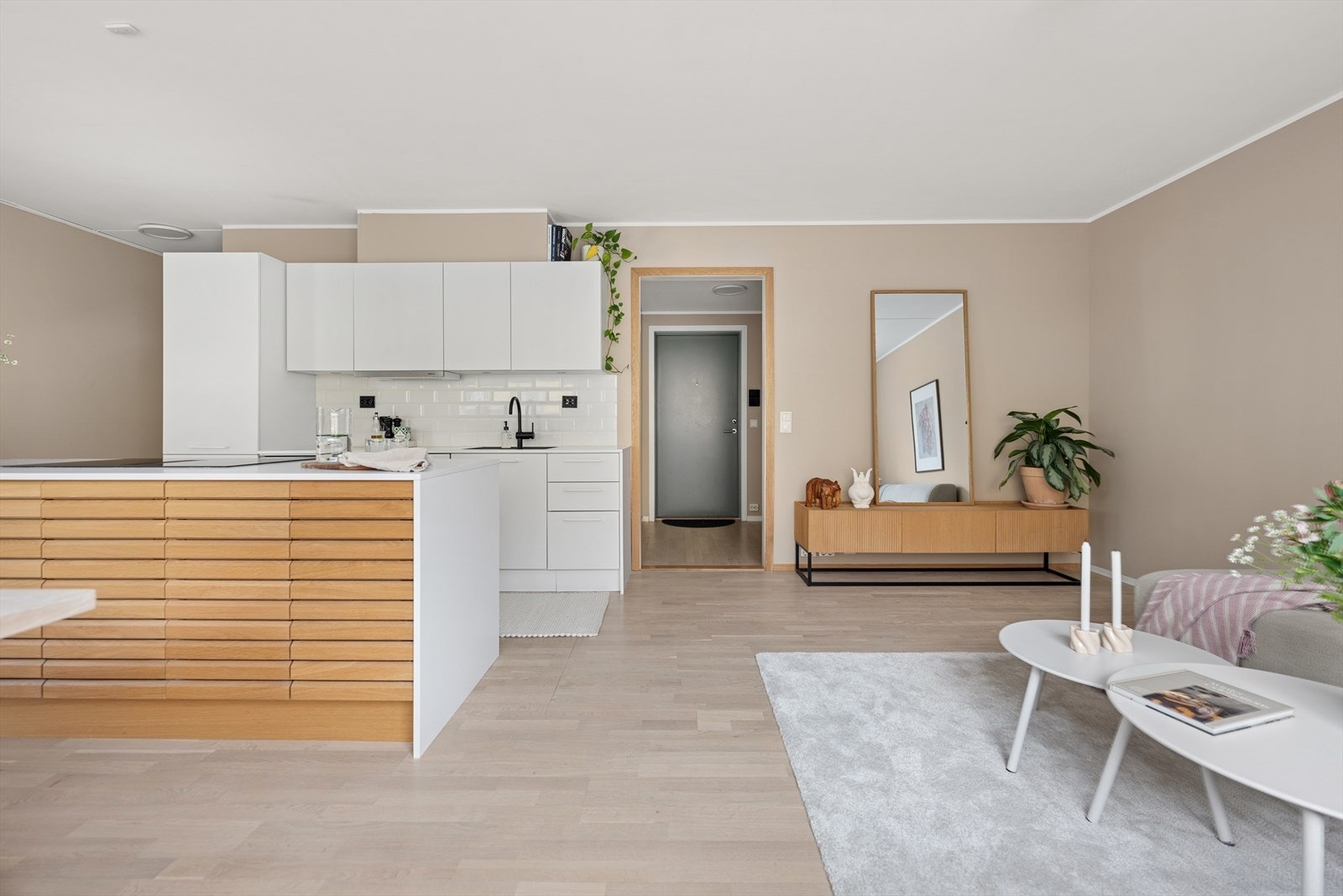 Som en del av moderniseringen i 2022 ble det installert en stilren kjøkkenøy fra HTH, med en innredning som harmonerer elegant med resten av kjøkkenet. Galleribilde