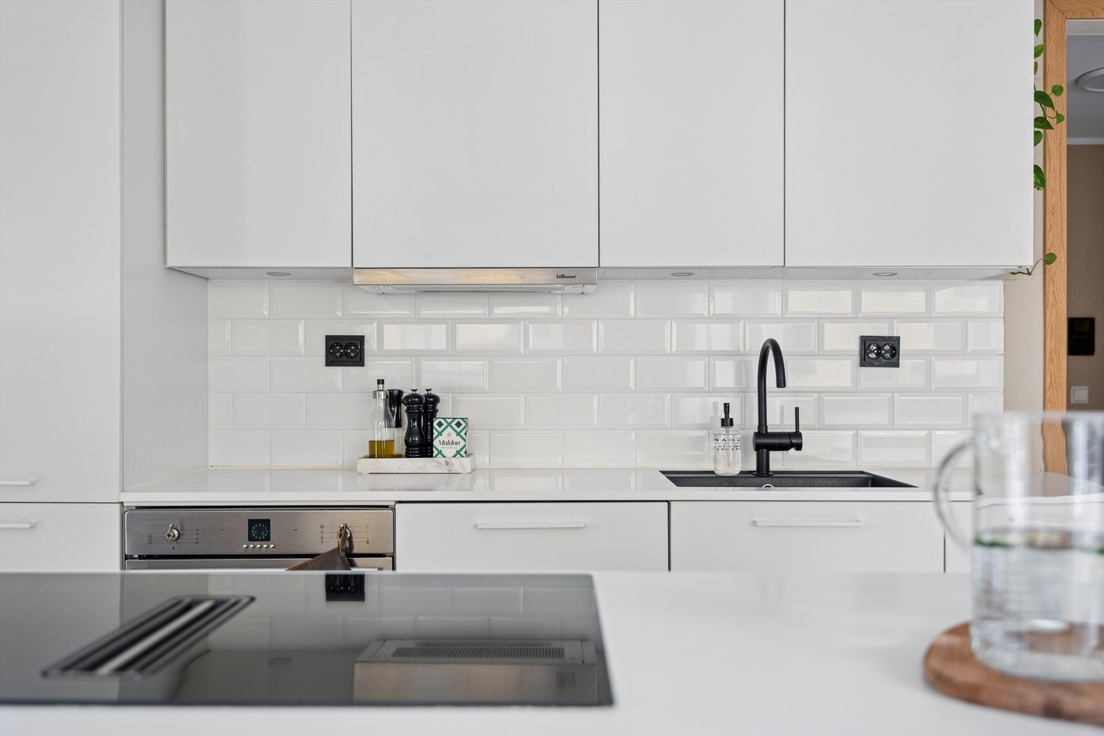 Av hvitevarer byr kjøkkenet på induksjonstopp med integrert ventilator, stekeovn, kjøleskap med fryser, ny oppvaskmaskin (2024), i tillegg er det installert komfyrvakt for ekstra sikkerhet. Galleribilde