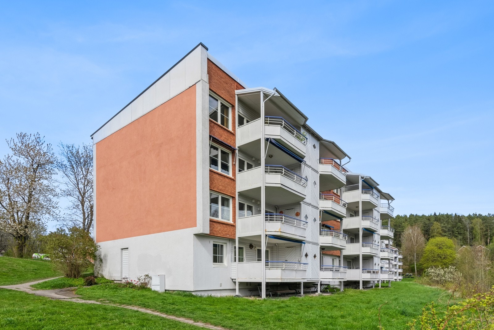 Velkommen til pen 2-roms med lekkert bad, pent kjøkken og 9 kvm balkong! Galleribilde