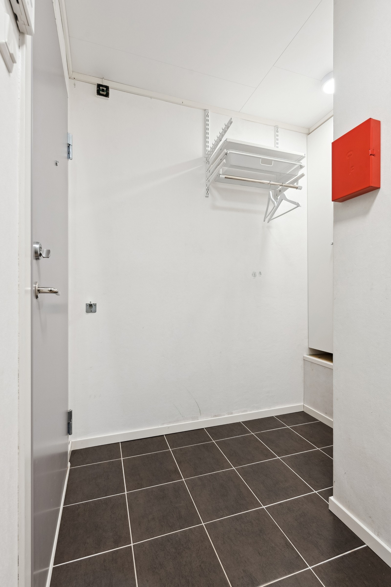 Romslig entre/gang med brann- og lydklassifisert entredør. Dør-calling. Galleribilde