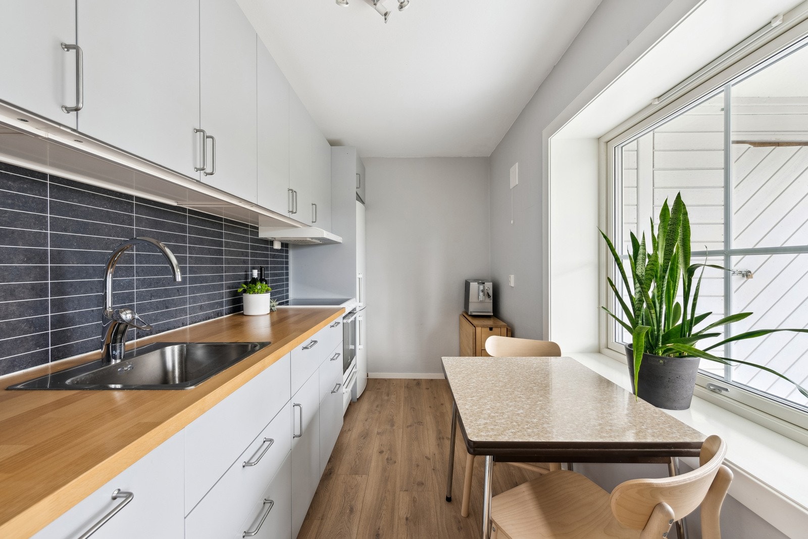 Pent og praktisk kjøkken med gulvvarme. Galleribilde