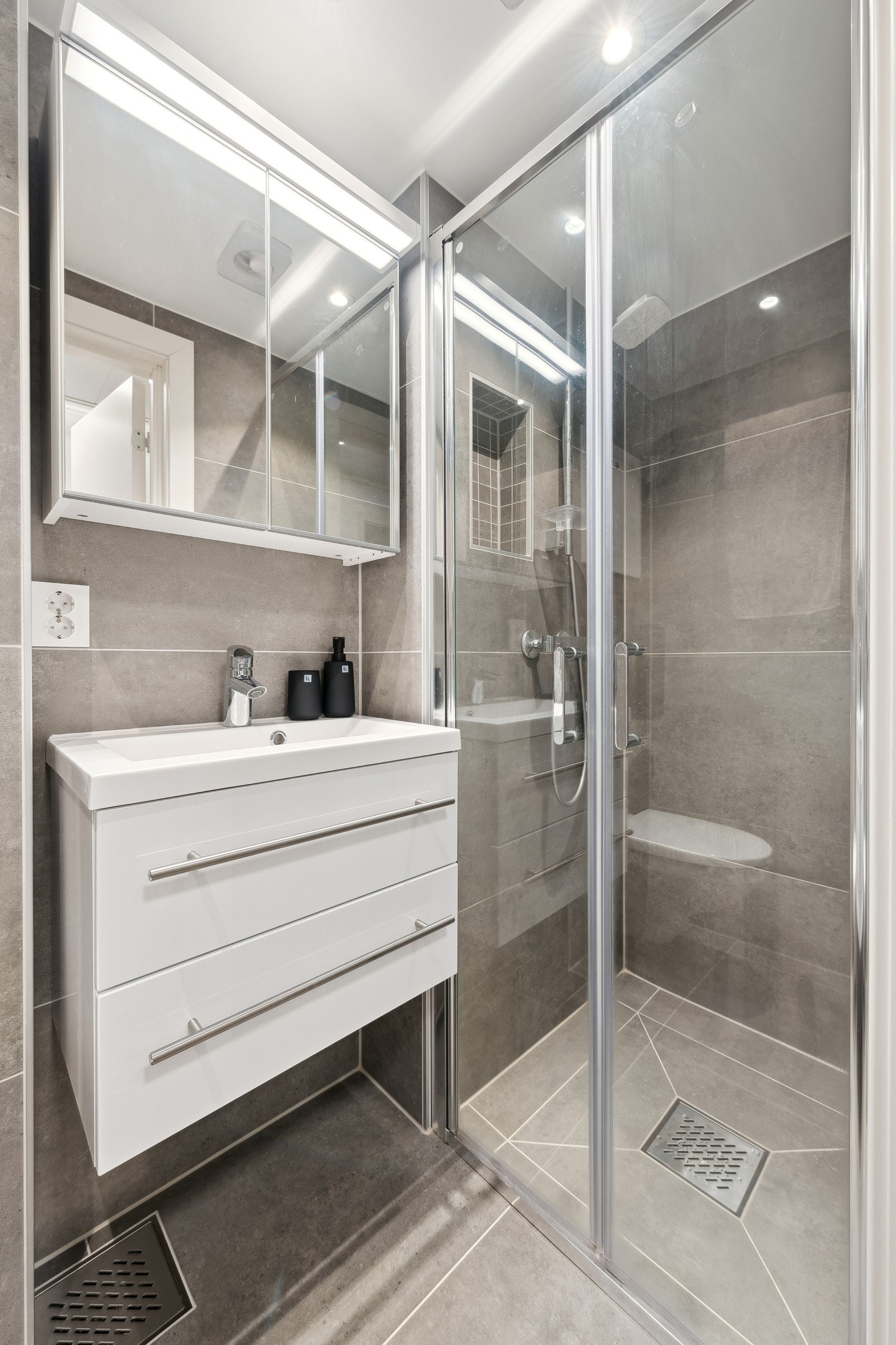 Bad/wc med varmekabler i gulv og downlights i himling. Galleribilde