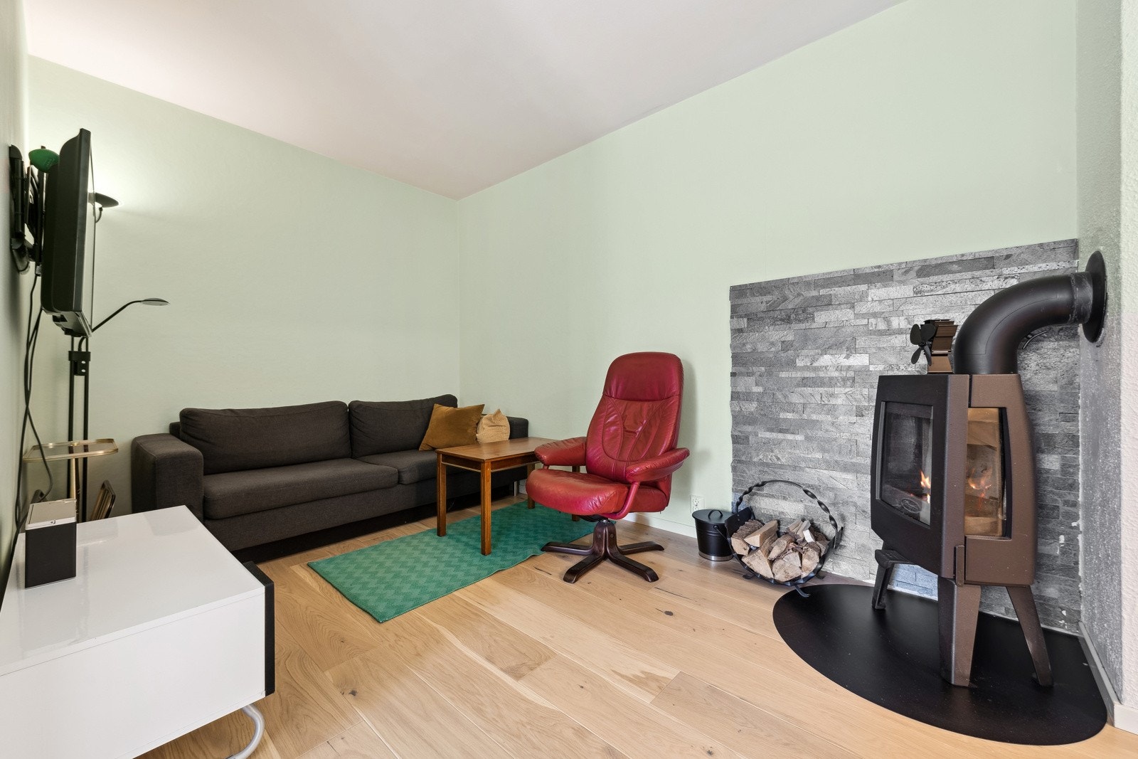 Koselig stue med peisovn som varmer godt vinterstid. Galleribilde