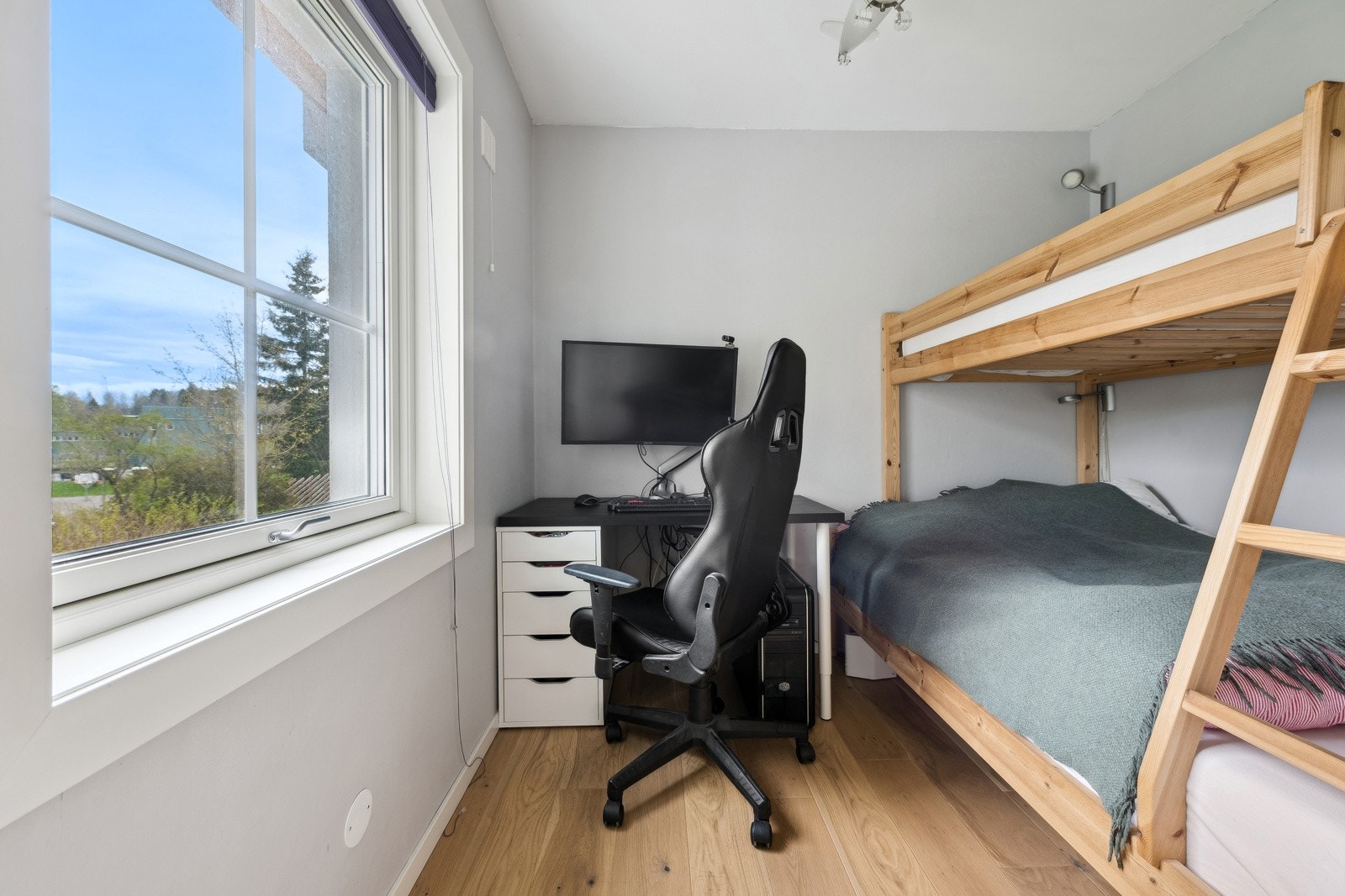 Leiligheten er ombygget fra 1-roms til 2-roms med soverom i stue. Galleribilde