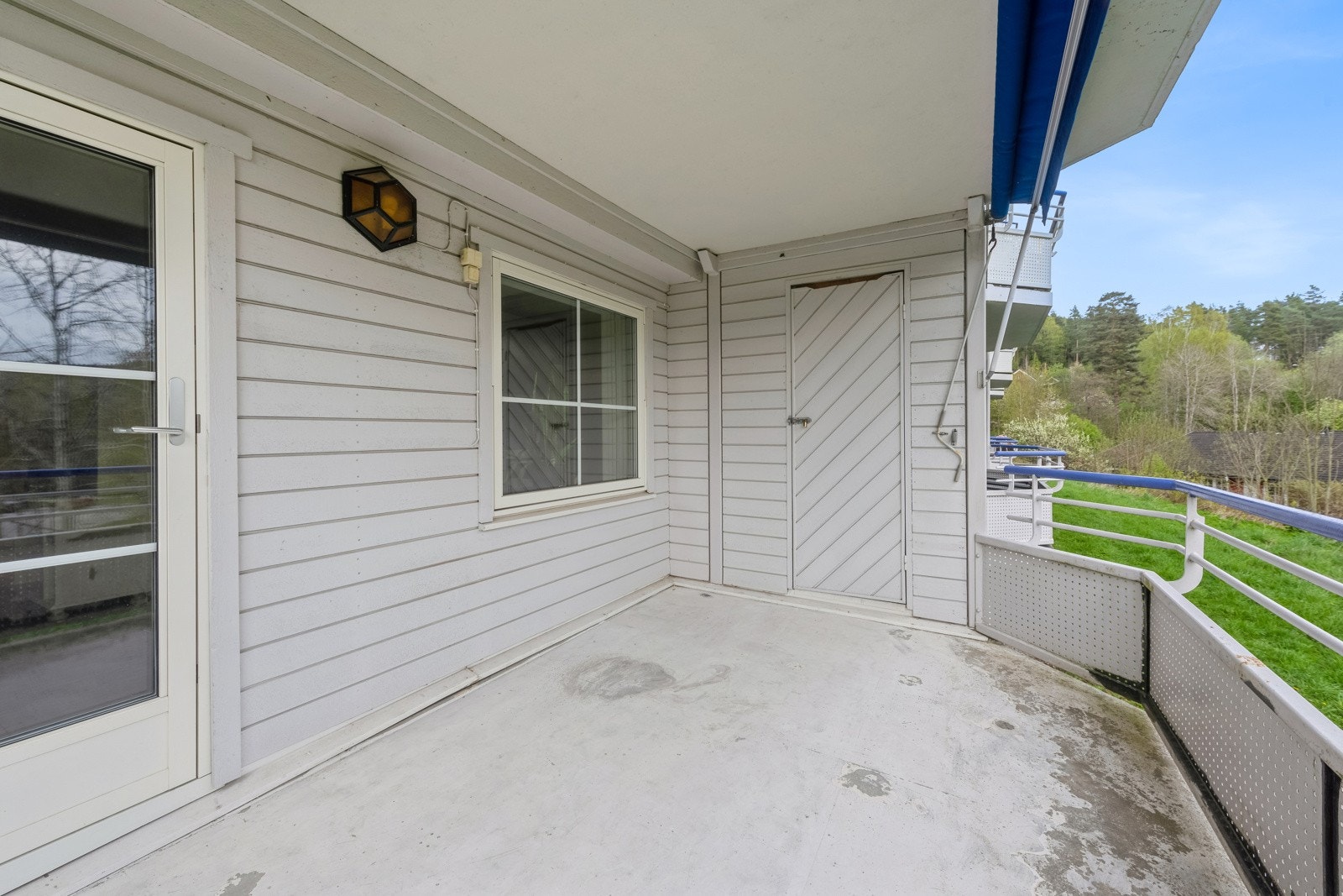 Solrik balkong med markise. Galleribilde