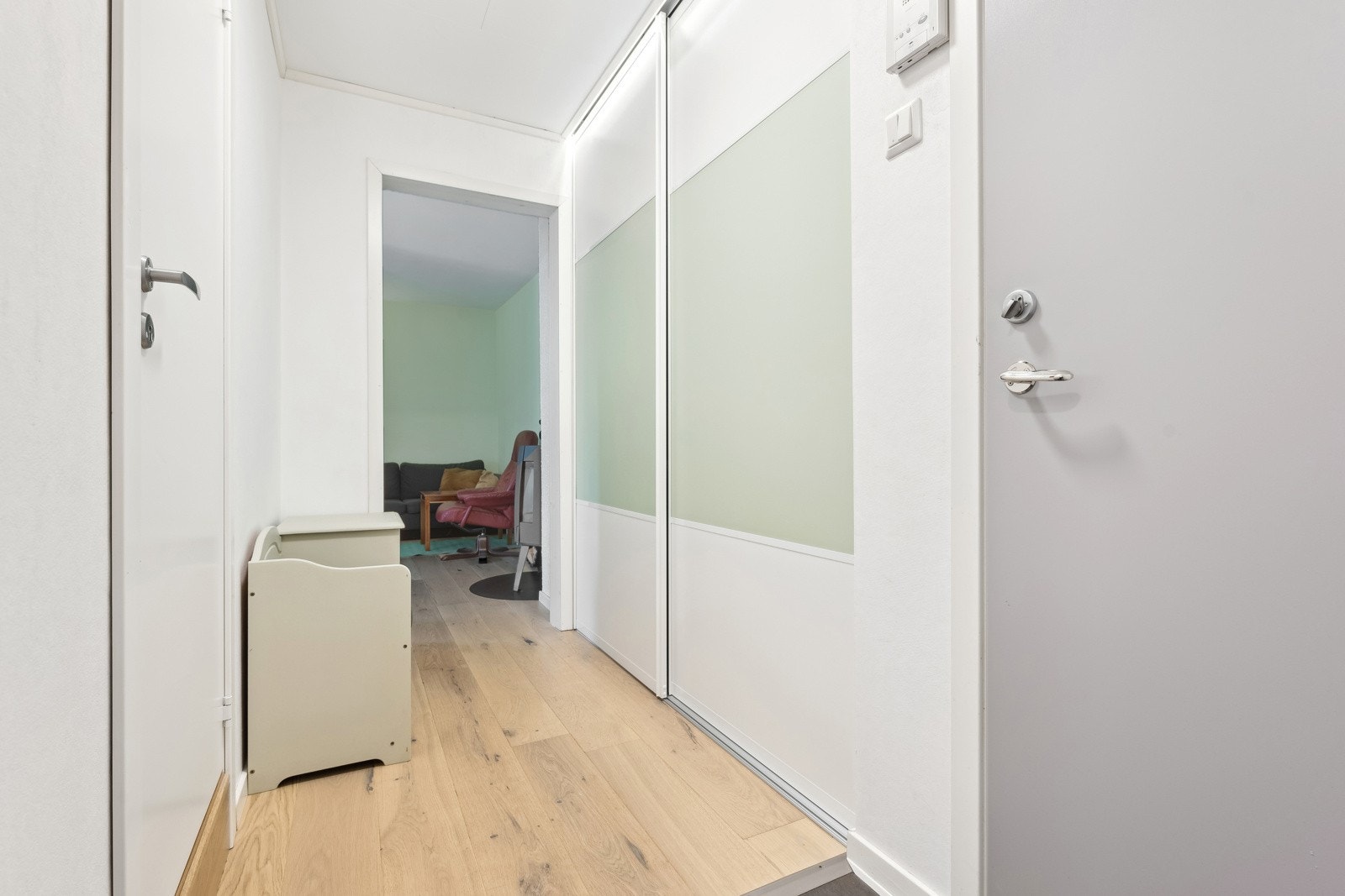 Romslig entre med skyvedørsgarderobe. Galleribilde