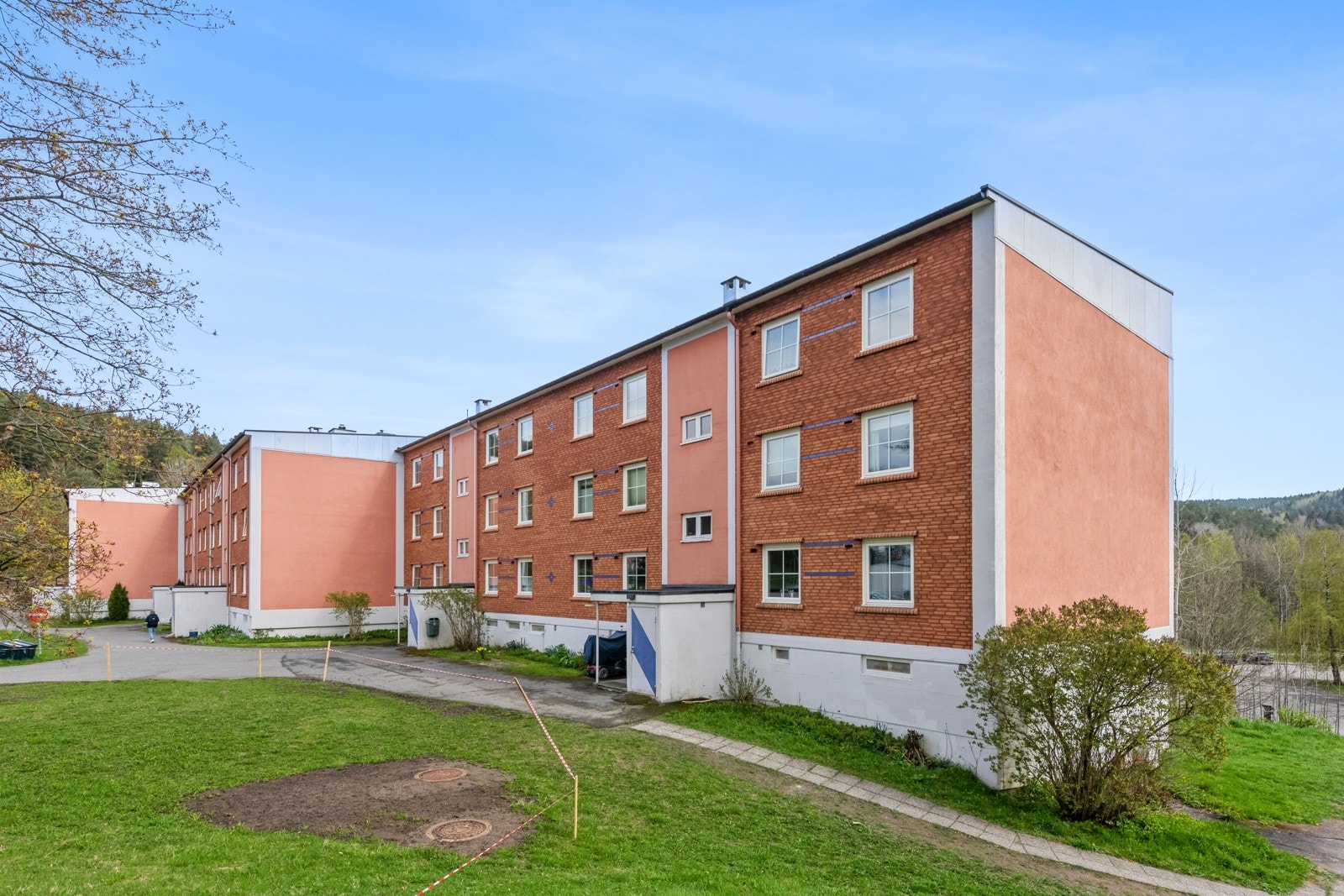 Blokken ligger solrikt og fint til med markagrensen. Galleribilde