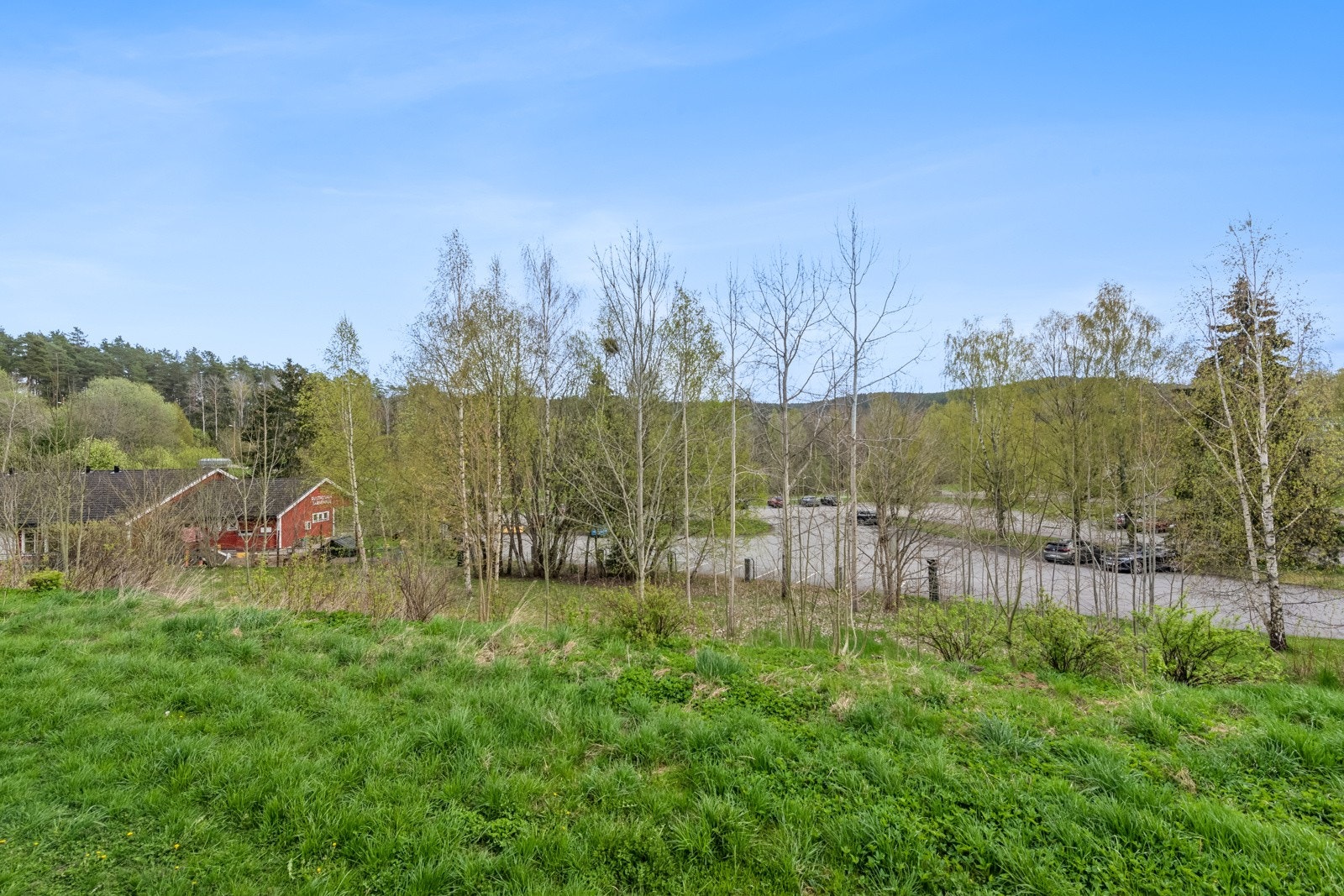 Utsikt fra balkong mot store grøntarealer. Galleribilde